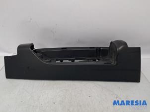 Gebruikte Achterlichtrand links Renault Trafic (1FL/2FL/3FL/4FL) 1.6 dCi 90 Prijs € 36,29 Inclusief btw aangeboden door Maresia Parts