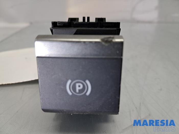 Gebruikte Handrem schakelaar Alfa Romeo Junior 1.2 Hybrid Ibrida Prijs € 24,98 Margeregeling aangeboden door Maresia Parts