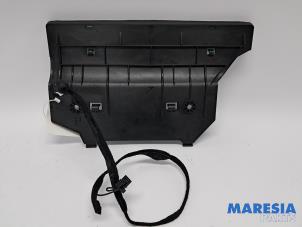 Gebruikte Antenne Versterker Peugeot 308 SW (4E/H) 1.6 VTI 16V Prijs € 29,95 Margeregeling aangeboden door Maresia Parts