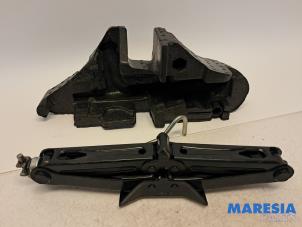 Gebruikte Krikset Renault Megane III Grandtour (KZ) 1.4 16V TCe 130 Prijs € 65,00 Margeregeling aangeboden door Maresia Parts