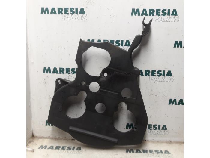 Gebruikte Distributiedeksel Renault Laguna II Grandtour (KG) 1.8 16V Prijs € 20,00 Margeregeling aangeboden door Maresia Parts