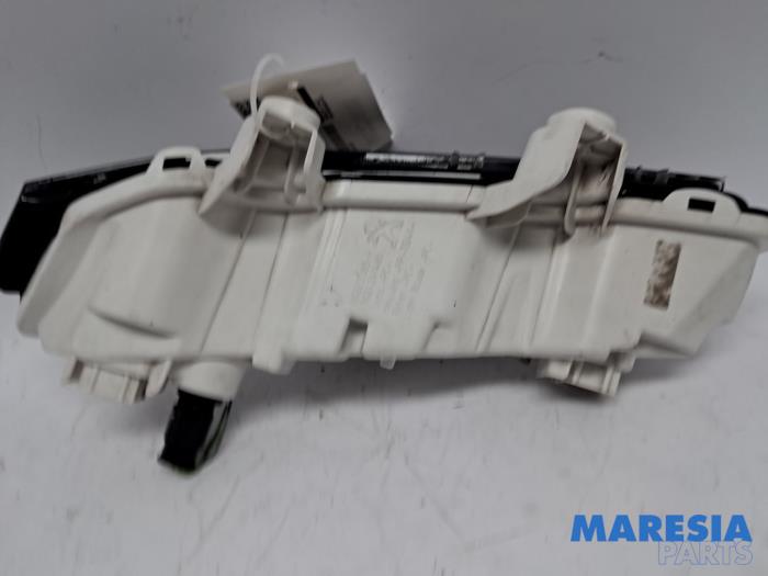 Dagrijverlichting links van een Peugeot 208 II (UB/UH/UP) 1.2 Vti 12V PureTech 75 2021