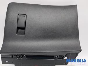 Gebruikte Dashboardkastje Peugeot 208 II (UB/UH/UP) 1.2 Vti 12V PureTech 75 Prijs € 135,00 Margeregeling aangeboden door Maresia Parts