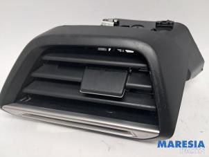 Gebruikte Luchtrooster Dashboard Peugeot 208 II (UB/UH/UP) 1.2 Vti 12V PureTech 75 Prijs € 24,95 Margeregeling aangeboden door Maresia Parts