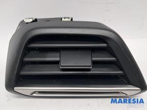Gebruikte Luchtrooster Dashboard Peugeot 208 II (UB/UH/UP) 1.2 Vti 12V PureTech 75 Prijs € 24,95 Margeregeling aangeboden door Maresia Parts