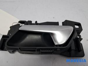 Gebruikte Portiergreep 4Deurs links-achter Peugeot 208 II (UB/UH/UP) 1.2 Vti 12V PureTech 75 Prijs € 14,99 Margeregeling aangeboden door Maresia Parts