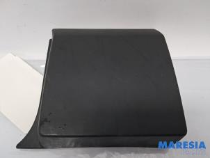 Gebruikte Sierlijst Renault Trafic (1FL/2FL/3FL/4FL) 2.0 dCi 16V 130 Prijs € 18,14 Inclusief btw aangeboden door Maresia Parts