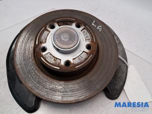 Gebruikte Fusee links-achter Renault Trafic (1FL/2FL/3FL/4FL) 2.0 dCi 16V 130 Prijs € 81,68 Inclusief btw aangeboden door Maresia Parts