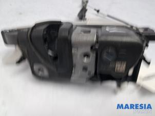 Gebruikte Slotmechaniek Portier 4Deurs links-voor Peugeot 208 II (UB/UH/UP) 1.2 Vti 12V PureTech 75 Prijs € 39,95 Margeregeling aangeboden door Maresia Parts