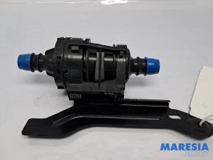 Gebruikte Extra waterpomp Renault Trafic (1FL/2FL/3FL/4FL) 2.0 dCi 16V 130 Prijs € 72,60 Inclusief btw aangeboden door Maresia Parts