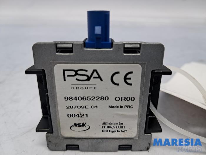 GPS Antenne van een Peugeot 208 II (UB/UH/UP) 1.2 Vti 12V PureTech 75 2021