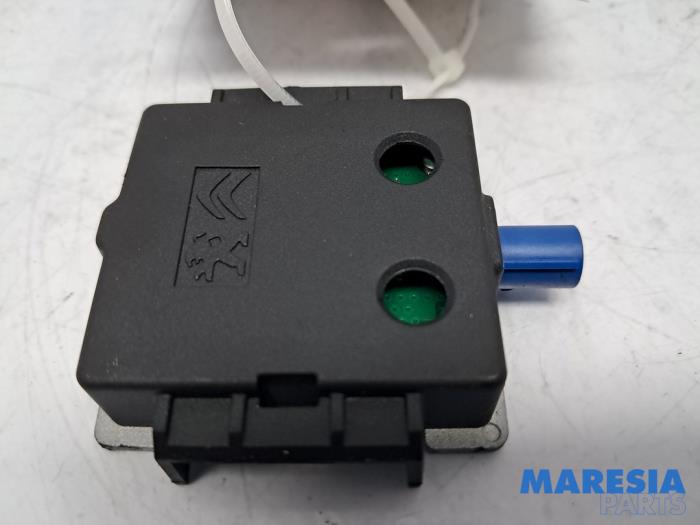 GPS Antenne van een Peugeot 208 II (UB/UH/UP) 1.2 Vti 12V PureTech 75 2021