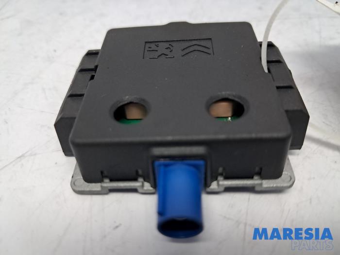 GPS Antenne van een Peugeot 208 II (UB/UH/UP) 1.2 Vti 12V PureTech 75 2021
