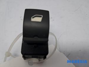 Gebruikte Elektrisch Raam Schakelaar Peugeot 208 II (UB/UH/UP) 1.2 Vti 12V PureTech 75 Prijs € 10,00 Margeregeling aangeboden door Maresia Parts