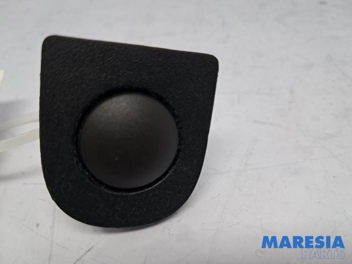 Lichtsensor van een Peugeot 208 II (UB/UH/UP) 1.2 Vti 12V PureTech 75 2021