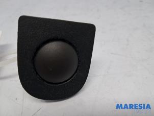 Gebruikte Lichtsensor Peugeot 208 II (UB/UH/UP) 1.2 Vti 12V PureTech 75 Prijs € 25,00 Margeregeling aangeboden door Maresia Parts