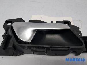 Gebruikte Portiergreep 4Deurs rechts-voor Peugeot 208 II (UB/UH/UP) 1.2 Vti 12V PureTech 75 Prijs € 14,95 Margeregeling aangeboden door Maresia Parts