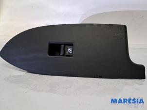 Gebruikte Ruit schakelaar elektrisch Alfa Romeo Giulietta (940) 1.4 TB 16V MultiAir Prijs € 15,00 Margeregeling aangeboden door Maresia Parts