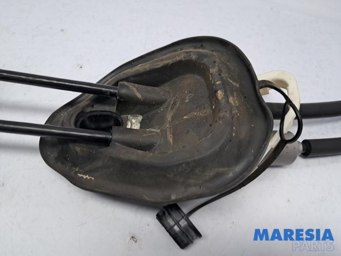 Versnellingspook van een Peugeot 208 II (UB/UH/UP) 1.2 Vti 12V PureTech 75 2021