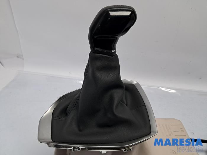 Versnellingspook van een Peugeot 208 II (UB/UH/UP) 1.2 Vti 12V PureTech 75 2021