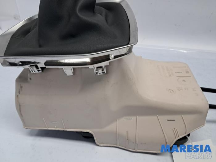 Versnellingspook van een Peugeot 208 II (UB/UH/UP) 1.2 Vti 12V PureTech 75 2021