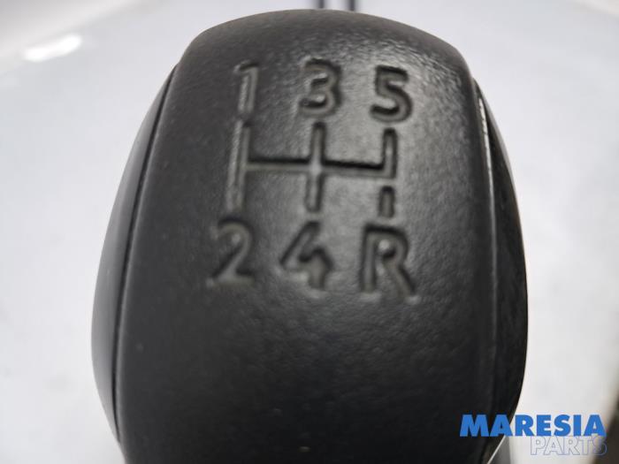 Versnellingspook van een Peugeot 208 II (UB/UH/UP) 1.2 Vti 12V PureTech 75 2021