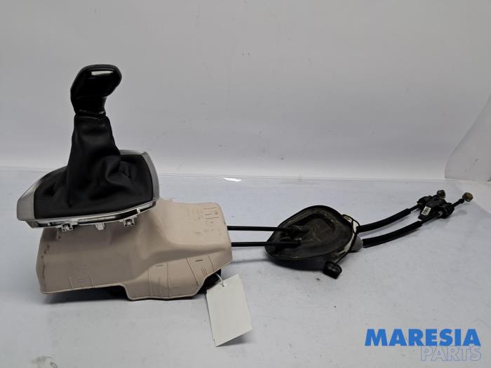 Versnellingspook van een Peugeot 208 II (UB/UH/UP) 1.2 Vti 12V PureTech 75 2021