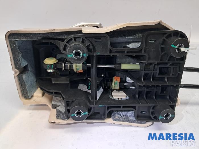 Versnellingspook van een Peugeot 208 II (UB/UH/UP) 1.2 Vti 12V PureTech 75 2021