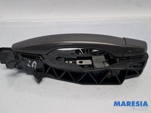 Gebruikte Portiergreep 4Deurs links-achter Peugeot 208 II (UB/UH/UP) 1.2 Vti 12V PureTech 75 Prijs € 19,50 Margeregeling aangeboden door Maresia Parts