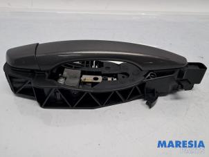 Gebruikte Portiergreep 4Deurs rechts-voor Peugeot 208 II (UB/UH/UP) 1.2 Vti 12V PureTech 75 Prijs € 19,50 Margeregeling aangeboden door Maresia Parts
