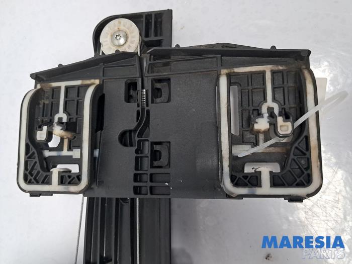 Ruitmechaniek 4Deurs rechts-achter van een Peugeot 208 II (UB/UH/UP) 1.2 Vti 12V PureTech 75 2021