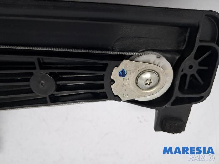 Ruitmechaniek 4Deurs rechts-achter van een Peugeot 208 II (UB/UH/UP) 1.2 Vti 12V PureTech 75 2021