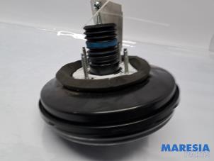 Gebruikte Rembooster Peugeot 208 II (UB/UH/UP) 1.2 Vti 12V PureTech 75 Prijs € 49,95 Margeregeling aangeboden door Maresia Parts