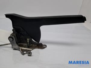 Gebruikte Handremhendel Peugeot 208 II (UB/UH/UP) 1.2 Vti 12V PureTech 75 Prijs € 19,99 Margeregeling aangeboden door Maresia Parts