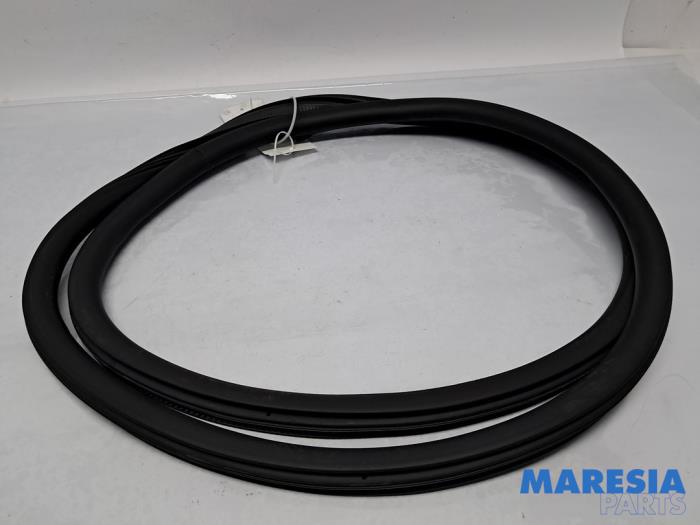 Portierrubber 4Deurs links-voor van een Peugeot 208 II (UB/UH/UP) 1.2 Vti 12V PureTech 75 2021