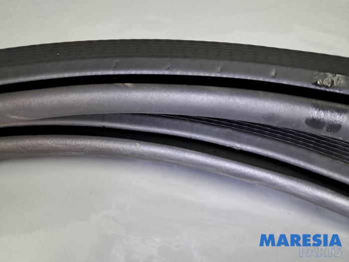 Portierrubber 4Deurs links-voor van een Peugeot 208 II (UB/UH/UP) 1.2 Vti 12V PureTech 75 2021