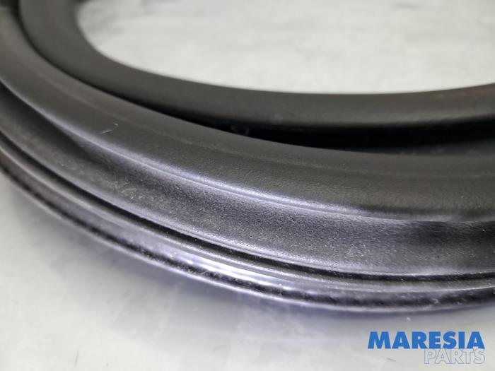 Portierrubber 4Deurs links-voor van een Peugeot 208 II (UB/UH/UP) 1.2 Vti 12V PureTech 75 2021