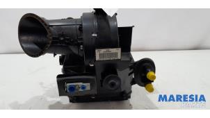 Gebruikte Chaufagebak Peugeot 307 CC (3B) 2.0 16V Prijs € 89,99 Margeregeling aangeboden door Maresia Parts