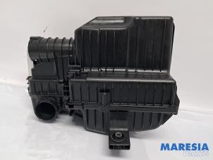 Gebruikte Luchtfilterhuis Peugeot 208 II (UB/UH/UP) 1.2 Vti 12V PureTech 75 Prijs € 25,00 Margeregeling aangeboden door Maresia Parts
