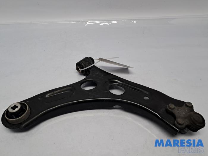 Draagarm onder links-voor van een Peugeot 208 II (UB/UH/UP) 1.2 Vti 12V PureTech 75 2021