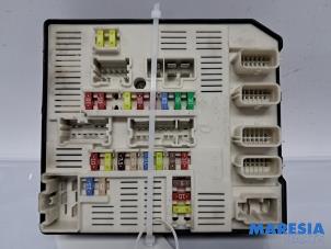 Gebruikte Zekeringkast Renault Megane III Grandtour (KZ) 1.4 16V TCe 130 Prijs € 100,00 Margeregeling aangeboden door Maresia Parts