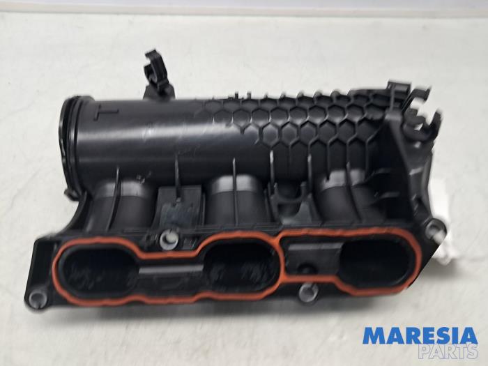 Gebruikte Inlaatspruitstuk Peugeot 2008 (CU) 1.2 12V e-THP PureTech 110 Prijs € 34,95 Margeregeling aangeboden door Maresia Parts