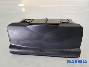 Gebruikte AUX/USB aansluiting Renault Megane III Grandtour (KZ) 1.4 16V TCe 130 Prijs € 25,00 Margeregeling aangeboden door Maresia Parts