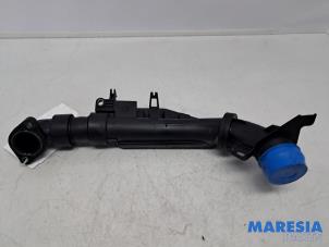 Gebruikte Turbo Pijp Peugeot 2008 (CU) 1.2 12V e-THP PureTech 110 Prijs € 25,00 Margeregeling aangeboden door Maresia Parts