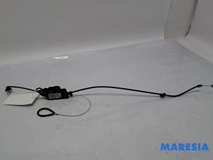 Gebruikte Cabriodak vergrendelslot Peugeot 307 CC (3B) 2.0 16V Prijs € 67,00 Margeregeling aangeboden door Maresia Parts