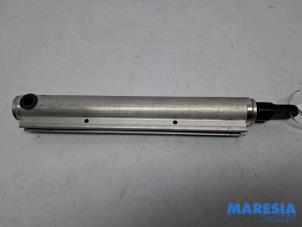 Gebruikte Cabriodak cilinder Peugeot 307 CC (3B) 2.0 16V Prijs € 99,00 Margeregeling aangeboden door Maresia Parts