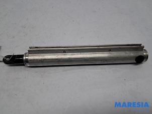 Gebruikte Cabriodak cilinder Peugeot 307 CC (3B) 2.0 16V Prijs € 99,00 Margeregeling aangeboden door Maresia Parts