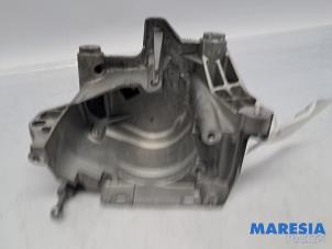 Gebruikte Steun dieselpomp Opel Vivaro 2.0 CDTI 122 Prijs € 42,35 Inclusief btw aangeboden door Maresia Parts