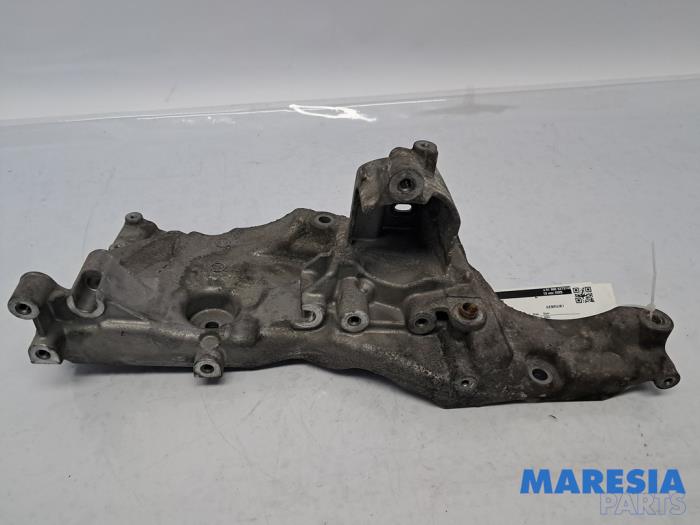 Gebruikte Dynamosteun boven Opel Vivaro 2.0 CDTI 122 Prijs € 60,50 Inclusief btw aangeboden door Maresia Parts