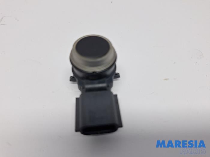 Gebruikte PDC Sensor Renault Clio IV (5R) 0.9 Energy TCE 90 12V Prijs € 19,99 Margeregeling aangeboden door Maresia Parts